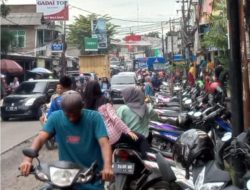 Pakai Bahu Jalan, Parkiran Pasar Wanaherang Dikeluhkan Warga