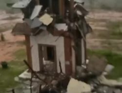 Menara Masjid Nurul Qomar Tajurhalang Ambruk Diterjang Hujan dan Angin Kencang