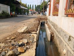 Baru Dibangun, Saluran Air Jalan Sirojul Munir Tidak Berfungsi Dengan Baik, Air Masih Menggenang