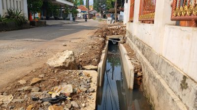 Baru Dibangun, Saluran Air Jalan Sirojul Munir Tidak Berfungsi Dengan Baik, Air Masih Menggenang