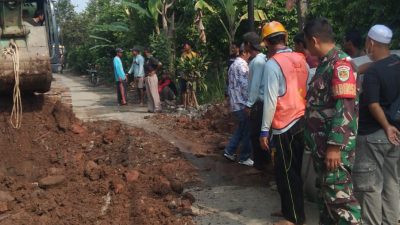 Perbaikan Gorong-gorong di Cariu Ganggu Aktivitas Warga, Babinsa Turun Tangan