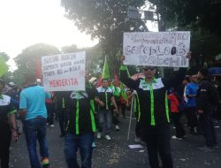 Ribuan Buruh Se-Jawa Barat Gelar Aksi di Gedung Sate, Tuntut Upah Kerja Naik