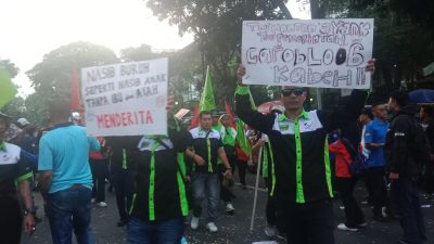 Ribuan Buruh Se-Jawa Barat Gelar Aksi di Gedung Sate, Tuntut Upah Kerja Naik