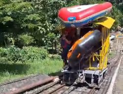 Jangkau Lokasi Pencarian Korban Terbawa Arus Sungai Cigamea, Tim Sar Angkut Perahu Pakai Kereta Tebing PLTA