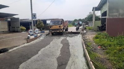 Hampir Dua Pekan Proyek Peningkatan Jalan Kemang-Bojong Tidak Ada Pengerjaan, Beton Banyak yang Rusak