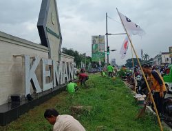 Tak Ingin Terlihat Kumuh, Pemcam Kemang Bersama Pemdes Parakan Jaya Kompak Bersih-bersih Tugu Kemang