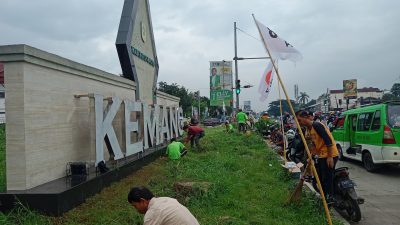 Tak Ingin Terlihat Kumuh, Pemcam Kemang Bersama Pemdes Parakan Jaya Kompak Bersih-bersih Tugu Kemang