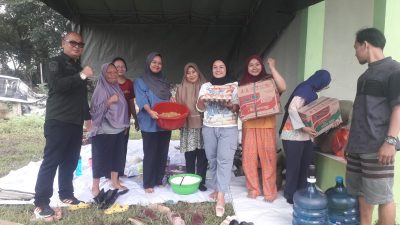 Peduli Warganya Terdampak Banjir di Perum BTB, Kades Tegal Dirikan Posko dan Berikan Bantuan Sembako