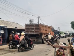 Warga Keluhkan Kemacetan di Perempatan Jampang Kemang, Rugi Waktu dan Pendapatan Berkurang