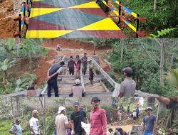 Dicuekin Pemkab Bogor, Warga Cileuksa Sukajaya Perbaiki Jembatan Rusak Akibat Bencana Secara Swadaya