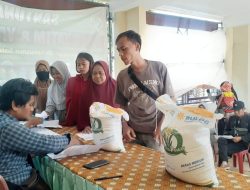 1.081 KPM Warga Desa Semplak Barat Antre Beras Bansos, Masing-masing 10 Kilogram