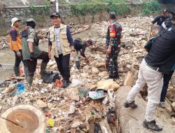 Camat Cibinong Budayakan Jumsih Lewat Gerakan Bersih-bersih Kali Baru