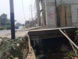 Ampun Dah!!! Sudah Jelas Ada Larangan, Gudang Ban di Tlajung Udik Malah Bikin Bangunan Diatas Saluran Irigasi, Bikin Banjir