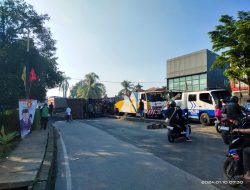 Truk Tambang Terbalik di Jalan Raya Kemang, Lalin Lumpuh Total