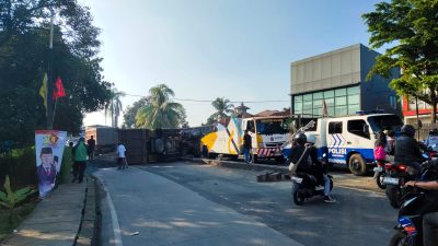 Truk Tambang Terbalik di Jalan Raya Kemang, Lalin Lumpuh Total