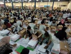Petugas Pelipat Surat Suara di Gudang KPU Kabupaten Bogor Mulai Mengeluh Sakit Pinggang