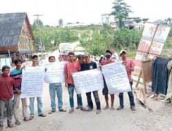 Mangkrak dan Membahayakan, Warga Demo Tuntut Pembangunan Jalan Sukamakmur-Sukawangi Segera Diselesaikan