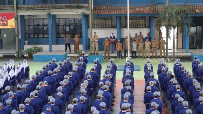 Asmawa Tosepu Serahkan 1.460 KTP Elektronik ke Siswa SMKN 1 Cibinong, Minta Hal Ini
