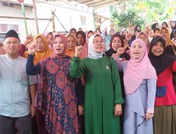 Elly Rachmat Yasin Tak Kenal Lelah Lakukan Sosialisasi Cara Mencoblos Kertas Suara Pileg 2024