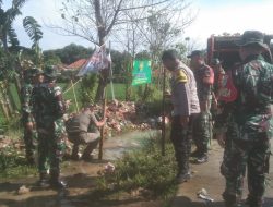 Kapolsek Cariu Bareng Koramil dan Satpol PP Bebersih Irigasi, Minta Agar Masyarakat Jaga Lingkungan