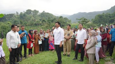Bagikan 1.000 Sertifikat PTSL, Menteri Hadi Tjahjanto Minta Pemkab Bogor Pertahankan LP2B Desa Gunung Bunder 2