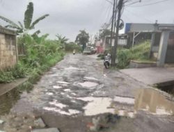 Jalan Abdul Fatah Ciampea Rusak Parah, Warga Minta Pemkab Bogor Segera Perbaiki