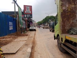 Tanah dari Proyek Cut and Fill di Desa Nagrak Berceceran di Jalan, Bahayakan Pengendara