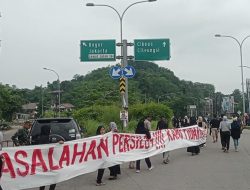Ratusan Warga Gunung Putri Demo dan Blokir Jalan Tol Tuntut Persil 84: Pak AHY Tolong Kami!