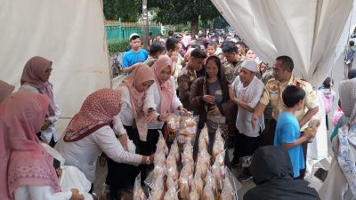 Sekretariat DPRD Kabupaten Bogor Bagikan 400 Takjil Gratis kepada Warga dan Pengendara