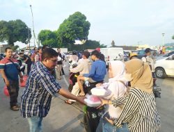 Berburu Pahala, Insan Pers yang Tergabung di JJB Tebar Takjil Gratis di Tugu Pancakarsa