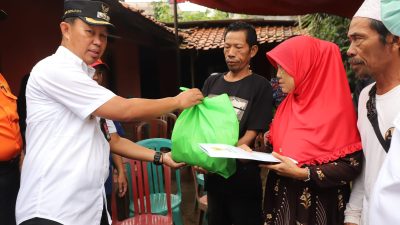 Asmawa Tosepu Tinjau Lokasi Longsor di Sentul Babakan Madang, Serahkan Santunan