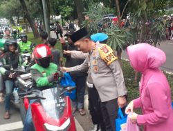 Polres Bogor Bagikan Ratusan Takjil untuk Pengguna Jalan Tegar Beriman 