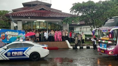 Kapolres Bogor Lepas 450 Pemudik Gratis di Cibinong