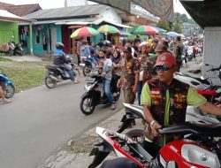 BBRP Zona 7 Bagikan 200 Paket Takjil di Jalan Alternatif Desa Tugujaya Cigombong
