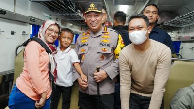 Tinjau Stasiun Pasar Senen, Kapolri Pastikan Pemudik Kereta Api Dapat Pelayanan dan Rasa Aman