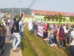 Tolak Pembangunan SPBU, Puluhan Warga Desa Benteng Ciampea Gelar Aksi Demo