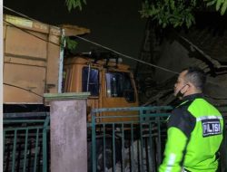 Alami Rem Blong, Mobil Tronton Tabrak Warung di Parungpanjang