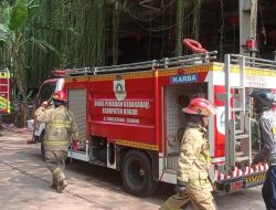 6 Unit Armada Damkar Berjibaku Padamkan Kebakaran di PT Kahaptex Gunung Putri