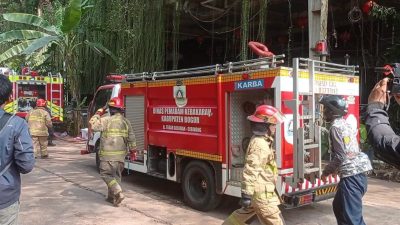 6 Unit Armada Damkar Berjibaku Padamkan Kebakaran di PT Kahaptex Gunung Putri