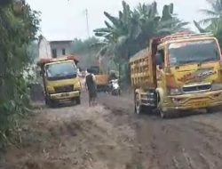 Jalan Cicangkal Leuwiranji Rumpin Dibiarkan Rusak Parah, Warga Tuntut Perbaikan 