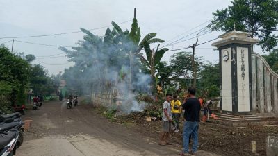 Tidak Diurus Pemkab Bogor, Warga Sukamulya Rumpin Bersihkan Jalan dan Tugu Perbatasan Wilayah