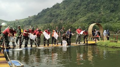 Unhan dan Tim TMMD Kabupaten Bogor Tanam Benih Ikan dan Pohon di Sirnajaya