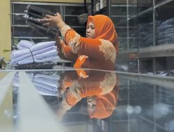 PPDB Dimulai, Penjual Seragam di Pasar Raya Parung Bogor Tambah Stok Dagangan
