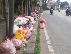 Bikin Kumuh dan Bau, Sampah Liar di Jalan Kemang Dibiarkan Beserakan