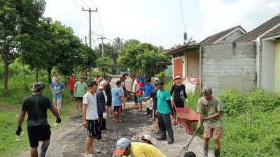 Dicuekin Developer, Warga Perum Bogor Kemang Residence Patungan Perbaiki Jalan Rusak