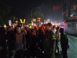 Ribuan Warga Desa Pondok Udik Gelar Pawai Obor, Panitia Bagi-Bagi Doorprize