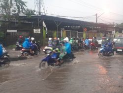 Jalan Raya Kemang-Parung Banjir, Lalin Macet Banyak Kendaraan Mogok