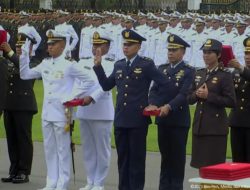 Jokowi Lantik 906 Perwira TNI-Polri Lulusan Akmil dan Akpol 2024 di Istana Merdeka