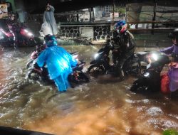 Diterjang Hujan Deras, Jembatan Cikuda Wanaherang Banjir, Puluhan Motor Mogok