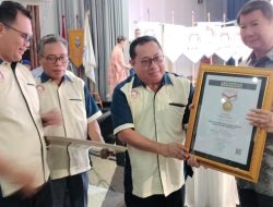 Prabowo Subianto Terima Pin Emas dari SMSI Atas Dedikasinya Menjaga Demokrasi